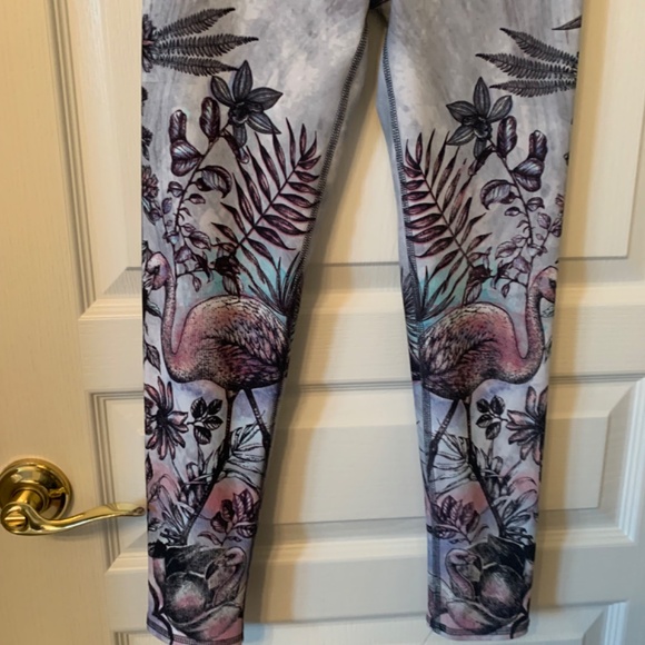 YOGA/WORKOUT  PANTS - IN EXCELLENT CONDITION- FLATTERING DESIGN- size S/XS - Picture 3 of 5